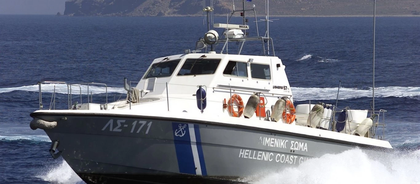 Νάξος: Φωτιά σε σκάφος με 3 άτομα - Μια τραυματίας